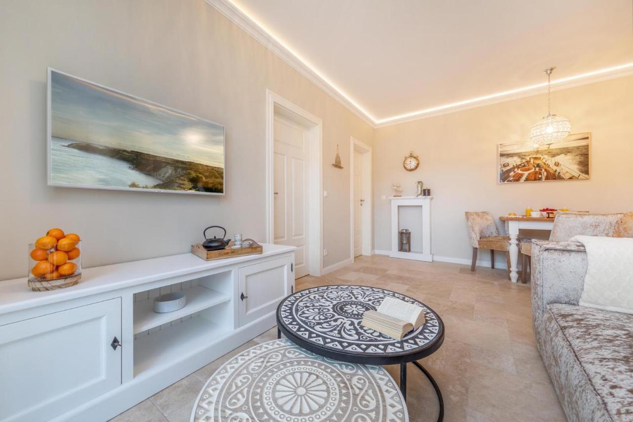 Traumhaus Unter Reet Apartment Цингст Екстериор снимка