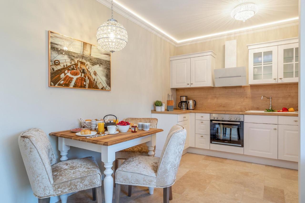 Traumhaus Unter Reet Apartment Цингст Екстериор снимка
